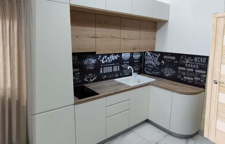 белый кухонный гарнитур в кухне 9 метров
