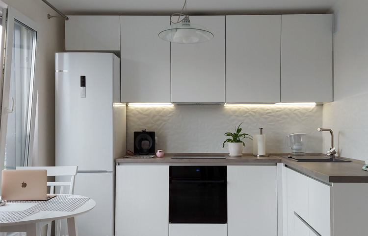 Кухонный белый гарнитур в кухне 9 метров