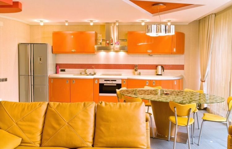 оранжевая кухня в гостиной
