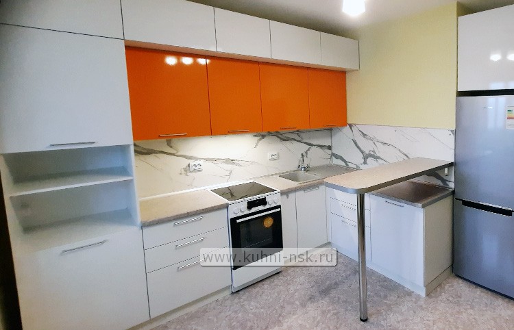 Оранжево белая кухня в интерьере фото