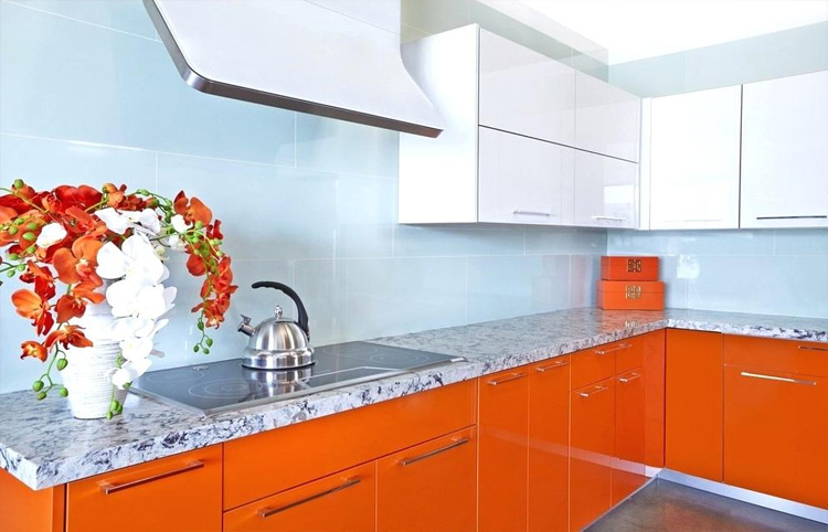 бело-оранжевая кухня фото