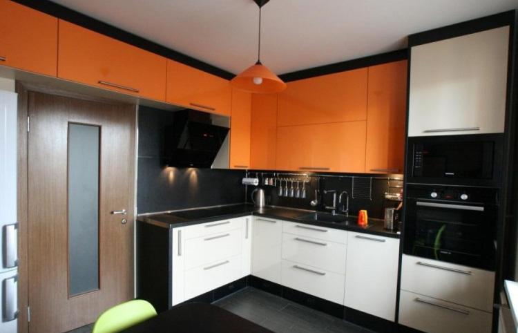 оранжевая кухня с белым фото