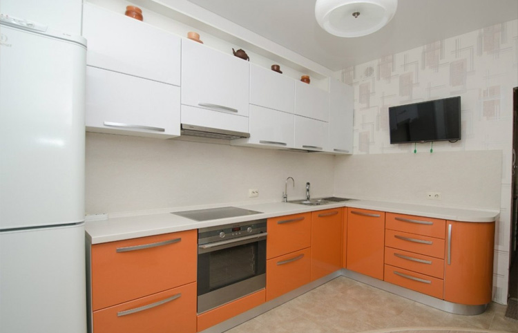 оранжево-белая кухня