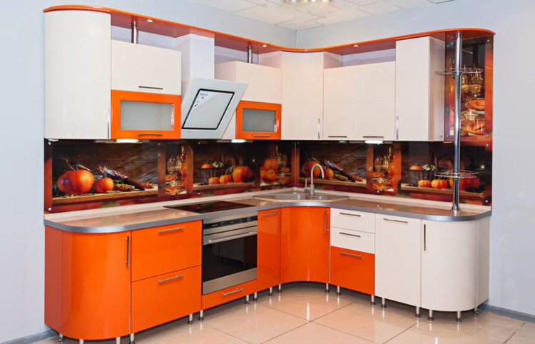 Комбинированная оранжево белая кухня