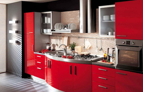 дизайн кухни с красным кухонным гарнитуром