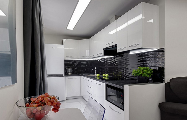 белая кухня с черным фартуком