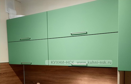 Кухня модерн зеленая матовая встроенная пеналы встроенная посудомойка яркая духовой шкаф в пенале невстроенная стиральная машина под столешницей плита встроенная портфолио