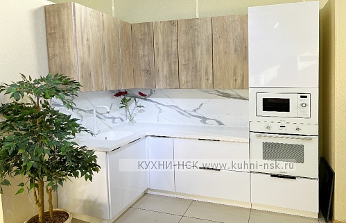 Кухня на заказ угловая модерн плита встроенная духовой шкаф в пенале портфолио под дерево без ручек стильные пеналы белая с деревом