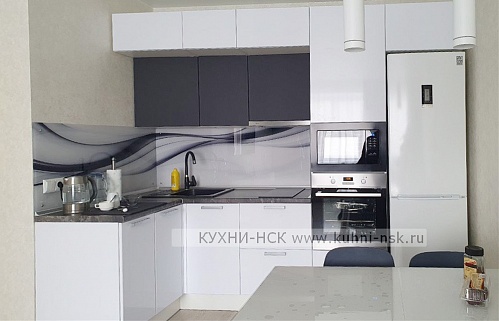 Кухня угловая модерн белая плита встроенная духовой шкаф в пенале портфолио стильные пеналы