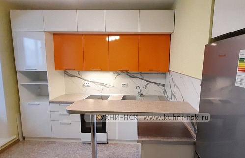 Кухня угловая хай-тек модерн белая оранжевая плита отделльностоящая портфолио глянцевая яркая стильные пеналы