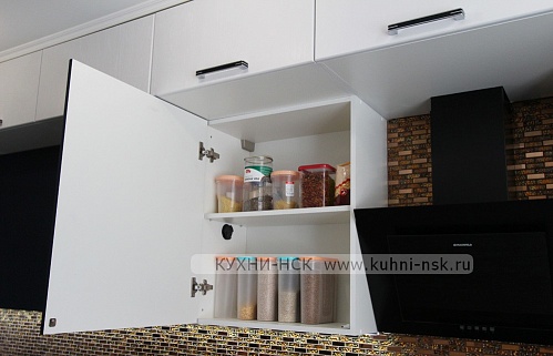 Кухня на заказ большая прямая модерн белая пеналы 4м глянцевая 2ряда встроенная посудомойка чёрно-белая стильные духовой шкаф в пенале под потолок плита встроенная портфолио телевизор на кухне со встроенным холодильником