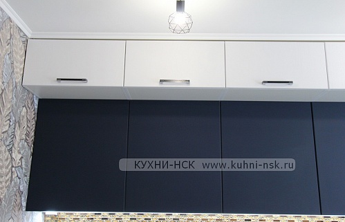 Кухня на заказ большая прямая модерн белая пеналы 4м глянцевая 2ряда встроенная посудомойка чёрно-белая стильные духовой шкаф в пенале под потолок плита встроенная портфолио телевизор на кухне со встроенным холодильником