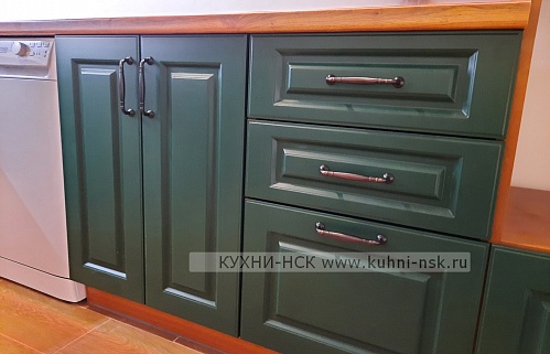 Кухня угловая модерн зеленая матовая встроенная пеналы не встроенная посудомойка в частном доме стильные духовой шкаф в пенале плита встроенная портфолио