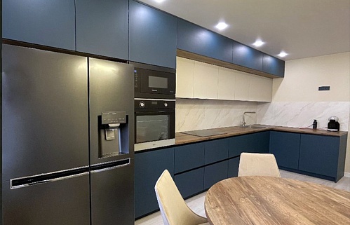 Кухня на заказ лофт синяя встроенная Side-by-Side