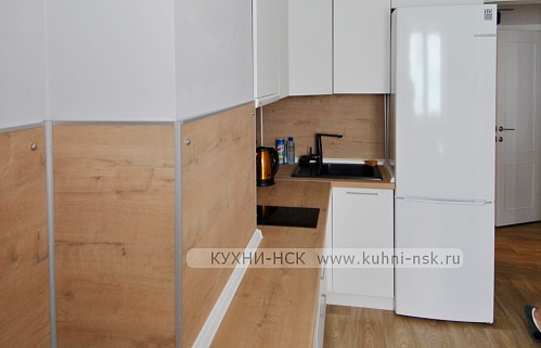 Кухня угловая модерн плита встроенная духовой шкаф в пенале встроенная посудомойка портфолио встроенная глянцевая пеналы белая с деревом