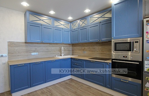 Кухня угловая классика синяя плита встроенная духовой шкаф в пенале портфолио встроенная яркая стильные 2ряда