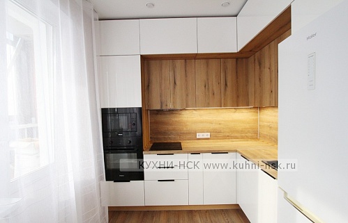 Кухня угловая модерн матовая встроенная 2ряда встроенная посудомойка стильные духовой шкаф в пенале белая с деревом плита встроенная портфолио