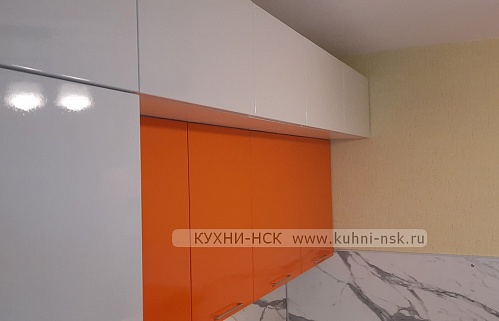 Кухня угловая хай-тек модерн белая оранжевая плита отделльностоящая портфолио глянцевая яркая стильные пеналы