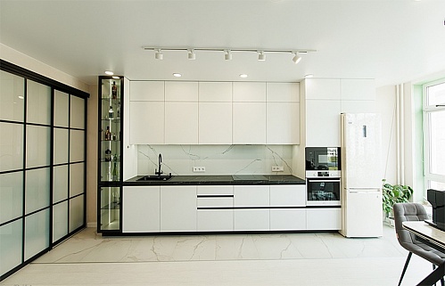 Кухня на заказ большая прямая модерн белая встроенная глянцевая стильные пеналы под потолок 4м Витрина чёрно-белая