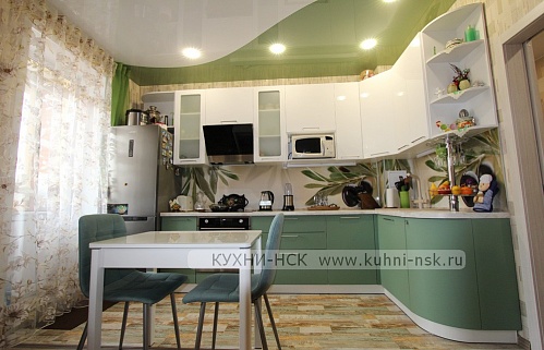 Кухня угловая модерн зеленая плита встроенная портфолио встроенная матовая яркая с радиусными фасадами тёмный низ/светлый верх