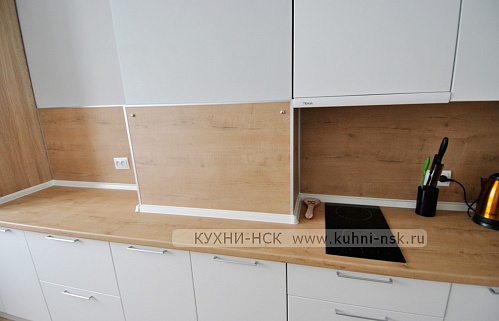 Кухня угловая модерн плита встроенная духовой шкаф в пенале встроенная посудомойка портфолио встроенная глянцевая пеналы белая с деревом