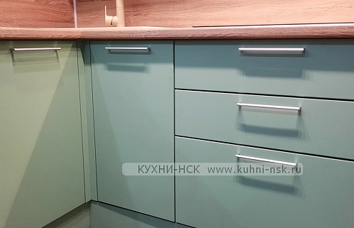 Кухня модерн зеленая матовая встроенная пеналы встроенная посудомойка яркая духовой шкаф в пенале невстроенная стиральная машина под столешницей плита встроенная портфолио