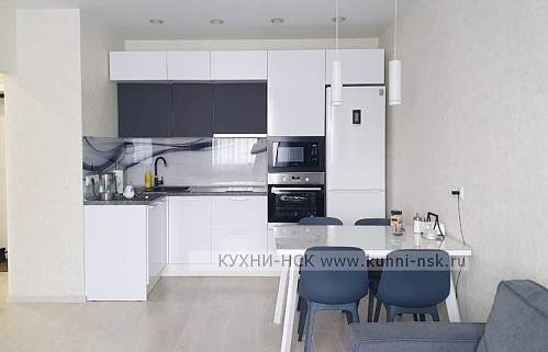 Кухня угловая модерн белая плита встроенная духовой шкаф в пенале портфолио стильные пеналы