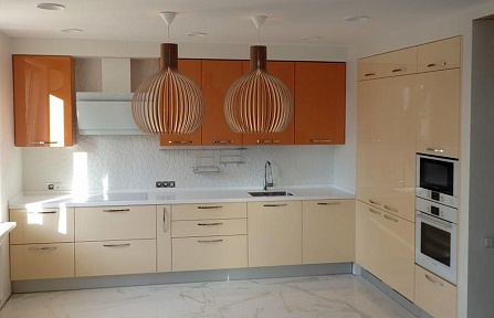 Фото кухня угловая на заказ модерн оранжевая 