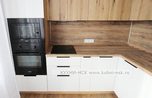 Кухня угловая модерн матовая встроенная 2ряда встроенная посудомойка стильные духовой шкаф в пенале белая с деревом плита встроенная портфолио