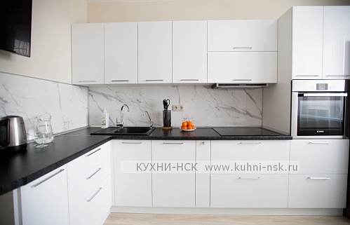 Кухня угловая модерн телевизор на кухне плита встроенная духовой шкаф в пенале портфолио встроенная глянцевая стильные пеналы