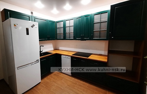 Кухня угловая модерн зеленая матовая встроенная пеналы не встроенная посудомойка в частном доме стильные духовой шкаф в пенале плита встроенная портфолио