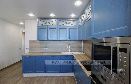 Кухня угловая классика синяя плита встроенная духовой шкаф в пенале портфолио встроенная яркая стильные 2ряда