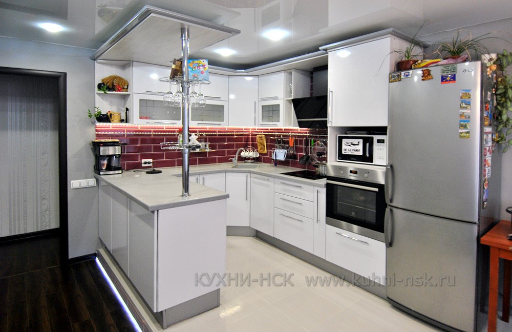 белый кухонный гарнитур с глянцевыми фасадами