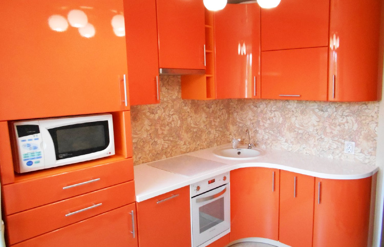 оранжевая кухня в хрущевке в маленькой кухне