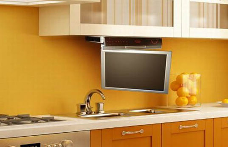 Включи телевизор на кухне. Телевизор на кухне. Подвесной телевизор на кухню. Маленький телевизор на кухню. Телевизор на кронштейне на кухне.