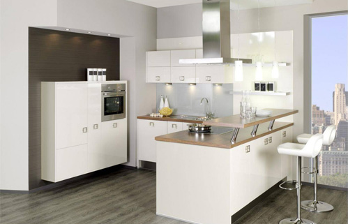 белый кухонный гарнитур в просторной кухне
