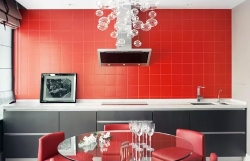 использование красных цветов в дизайне кухни