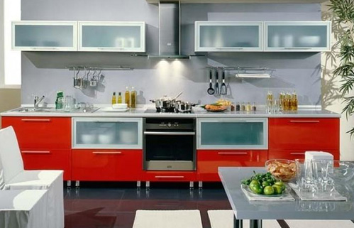 красный кухонный гарнитур с фасадами алюминиевая рамка