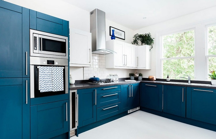 кухонный гарнитур матовый синий с текстурой 