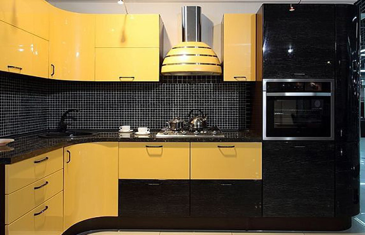 кухня на заказ в черно-желтом цвете