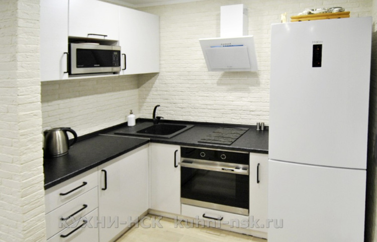 Белая кухня с чёрной столешницей (50 фото + видео)