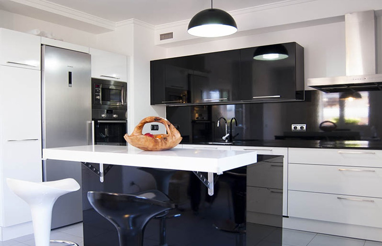 черно-белый кухонный гарнитур в стиле хай тек