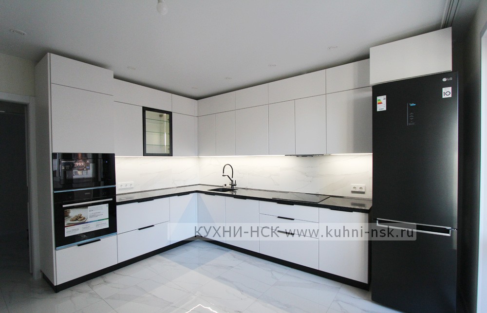 фото белой кухни с черной вытяжкой | Дзен