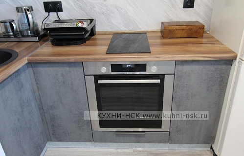 Кухня угловая лофт модерн серая матовая темная без ручек встроенная не встроенная посудомойка стильные под бетон плита встроенная портфолио