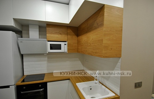 угловая кухня на заказ модерн с.дерево белая кухня-гостиная