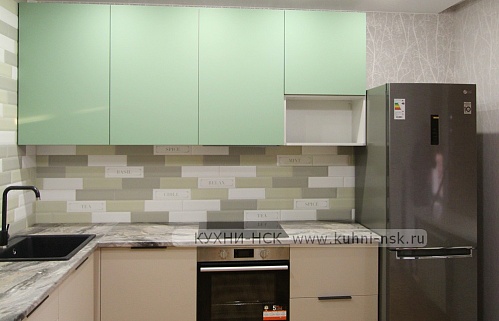 Кухня модерн зеленая плита встроенная духовой шкаф в пенале встроенная посудомойка портфолио тёмный низ/светлый верх без ручек стильные