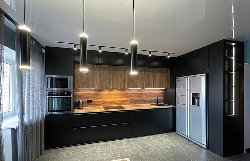 Кухня на заказ черная встроенная темная стильные пеналы под потолок