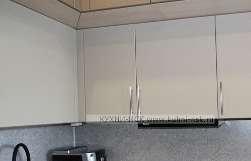 Кухня угловая хай-тек модерн бежевая коричневая плита встроенная духовой шкаф в пенале встроенная посудомойка портфолио встроенная матовая стильные 2ряда