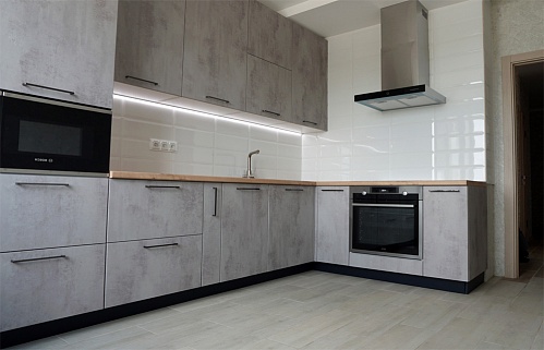 Кухня на заказ угловая лофт серая встроенная матовая без ручек стильные под потолок под бетон