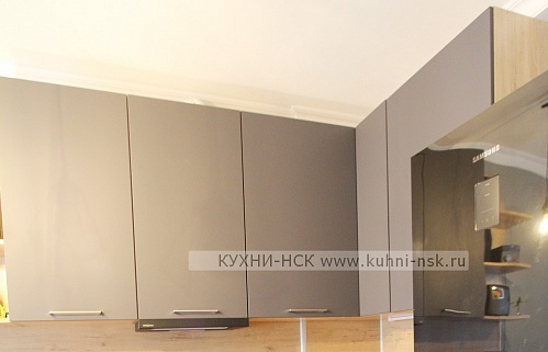 Кухня угловая хай-тек модерн серая телевизор на кухне плита отделльностоящая портфолио встроенная матовая темная стильные